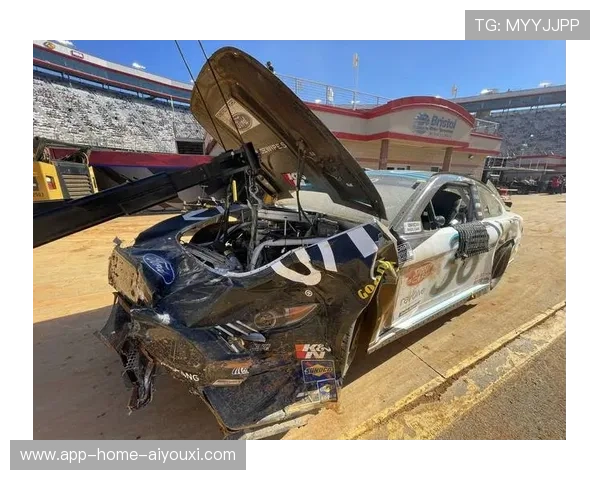 自行车越野赛出现惊险空翻救场画面