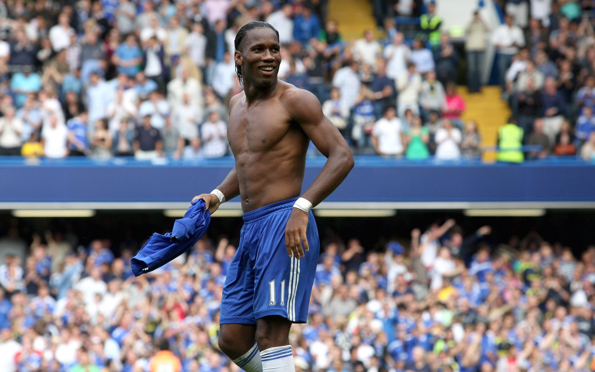 城市高空索道滑行挑战赛 体验式活动逐步演化为速度比拼