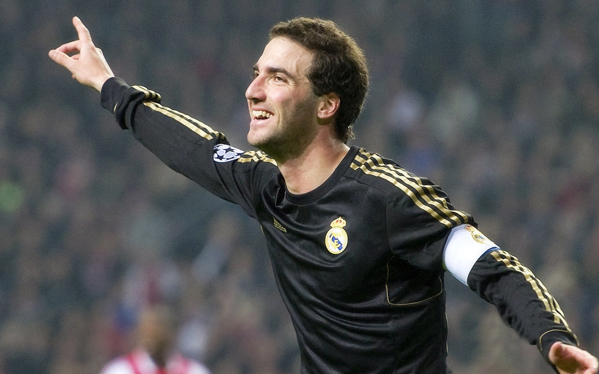 战绳挥动比拼赛 肩背力量与节奏同步缺一不可