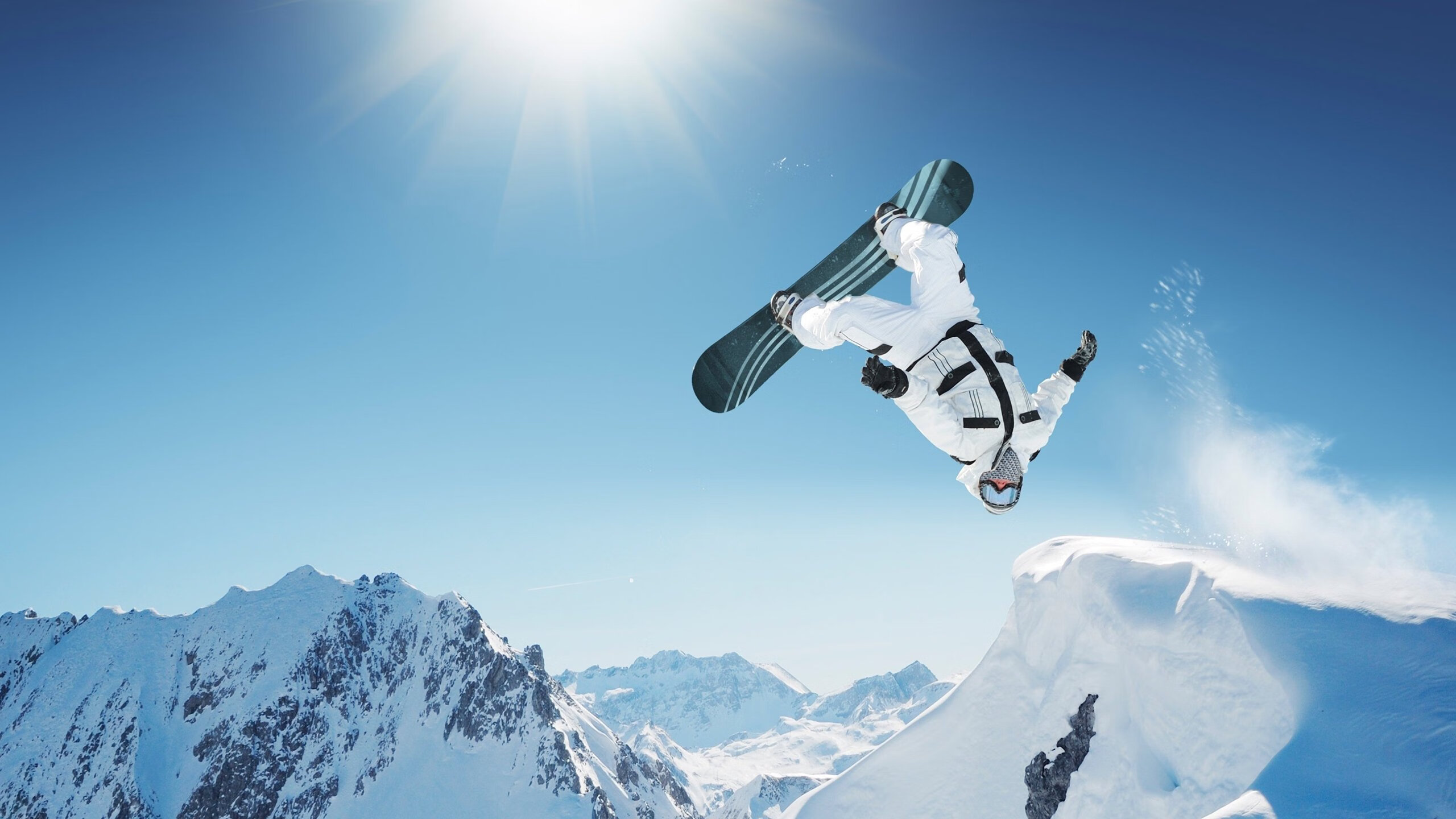 游泳中途转身技术赛 选手凭借翻转速度拉开差距